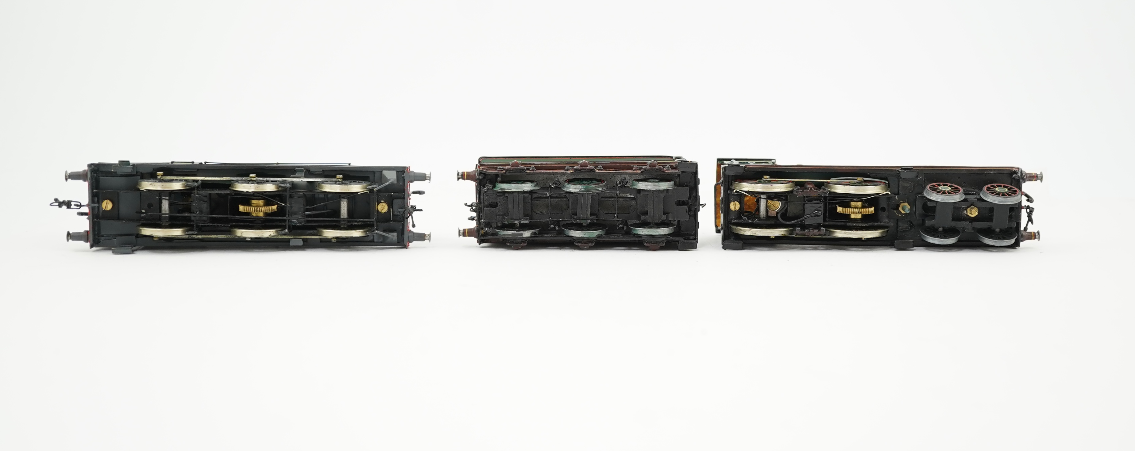 Two 00 gauge brass and white metal kit built Wainwright designed SE&CR locomotives (possibly by Wills Finecast); a class G 4-4-0, 676, together with a class S 0-6-0ST, 685, constructed, painted and lined to a high standa